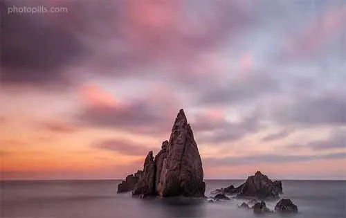 Chụp ảnh biển ở Menorca, Tây Ban Nha với thời gian phơi sáng dài.