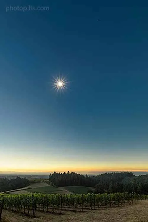 hiệu ứng starburst được chụp trong nhật thực toàn phần