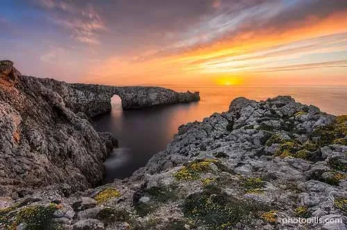 hoàng hôn trên Es Pont d'en Gil, Menorca, Tây Ban Nha.