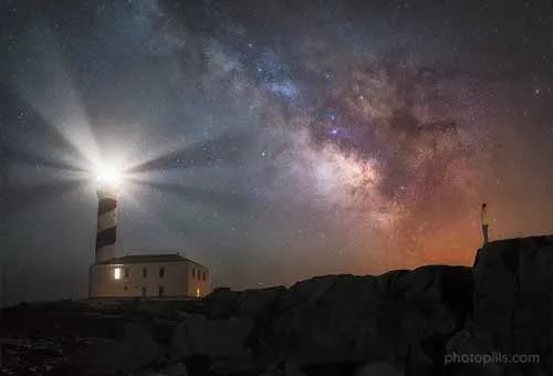 dải ngân hà trên ngọn hải đăng favàritx có hình người