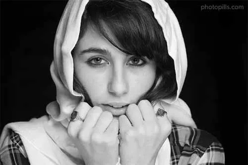 chân dung cô gái đen trắng