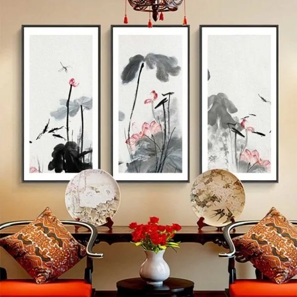 Tranh hoa sen mang đến cho không gian vẻ đẹp nhẹ nhàng