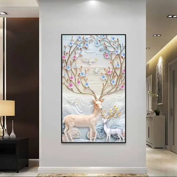 Tranh con hươu với khung hình chữ nhật đứng tạo cảm giác rộng rãi cho căn phòng