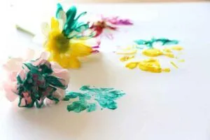Pha trộn màu sắc để tạo một bức tranh với những bông hoa đẹp