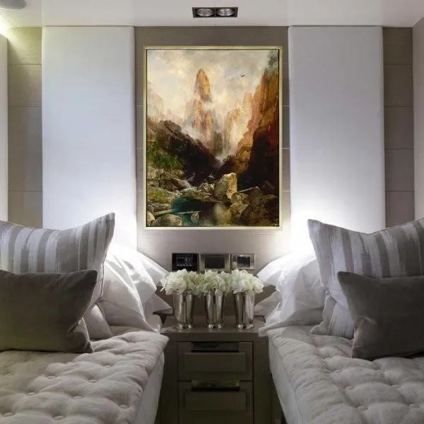 Tranh treo tường thường được chọn làm quà tặng tân gia